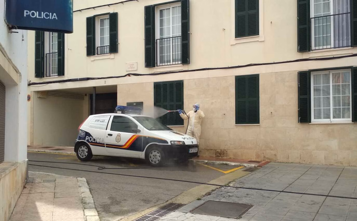 (Fotos) Protecció Civil de Maó desinfecta coches y comisarías de policía