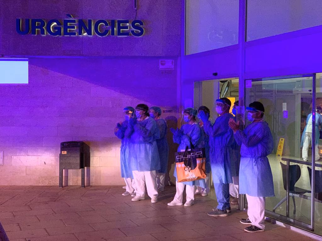 (Vídeo y fotos) Aplausos entre sanitarios, bomberos y policías en Ciutadella