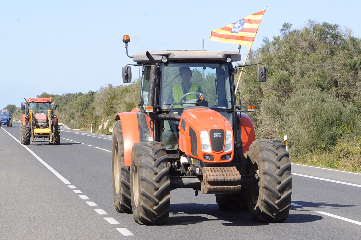 Tractores para desinfectar las calles de Menorca
