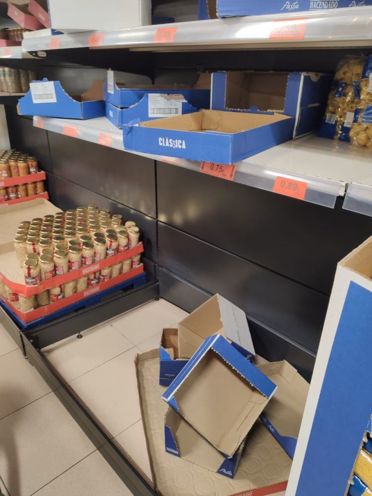 Maó ordena a la Policía que controle el acceso a los supermercados