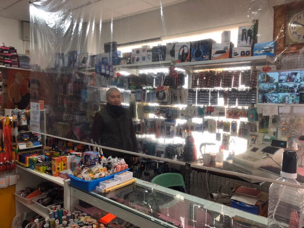 (La foto) Así se protege un bazar chino de Es Castell del coronavirus