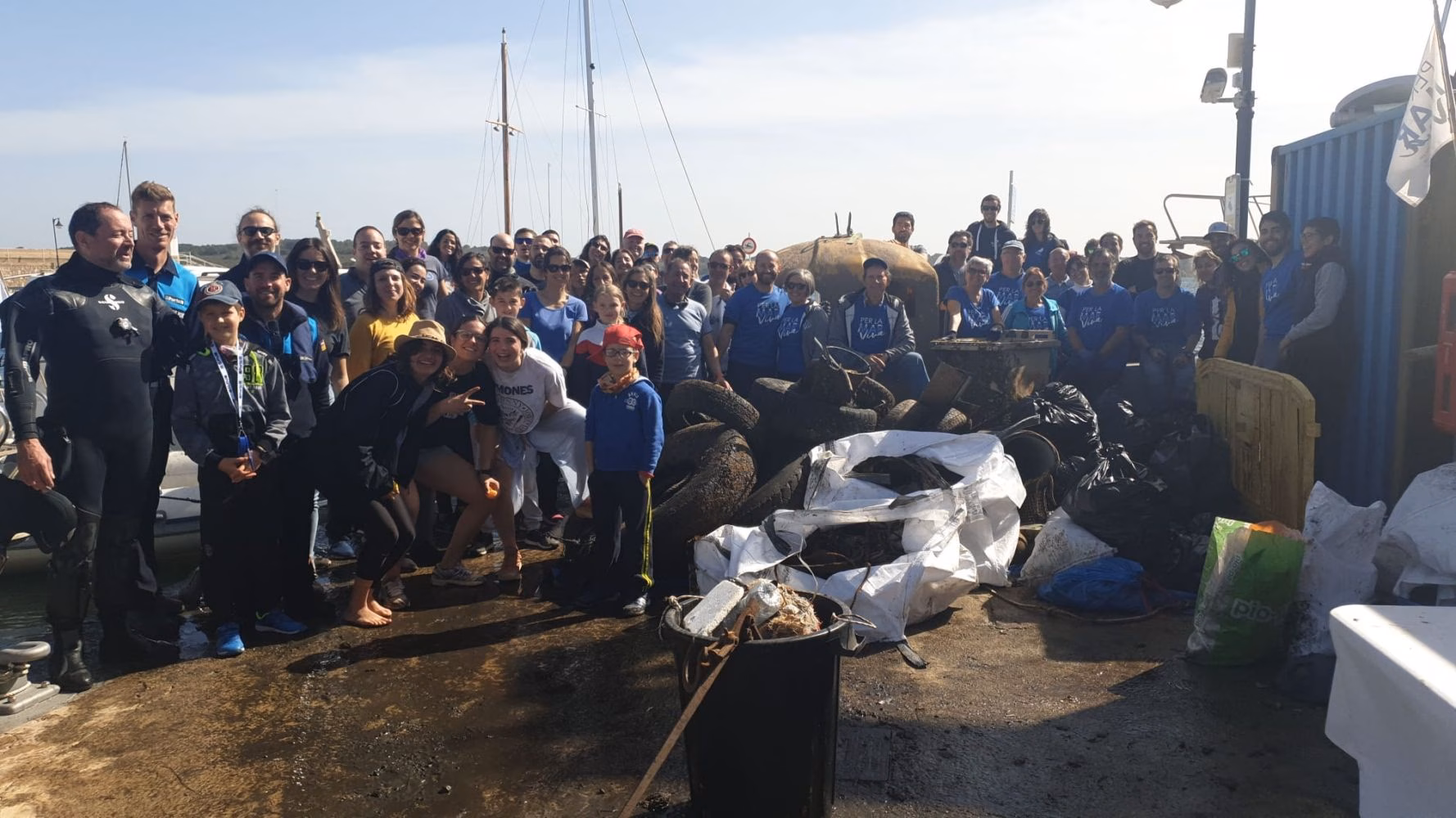 Recogen 1,6 toneladas de residuos del fondo marino de Fornells