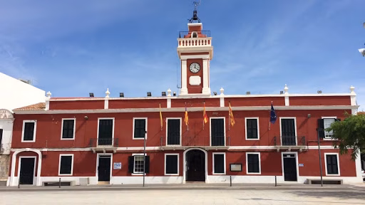 Es Castell, més brut i deixat que mai