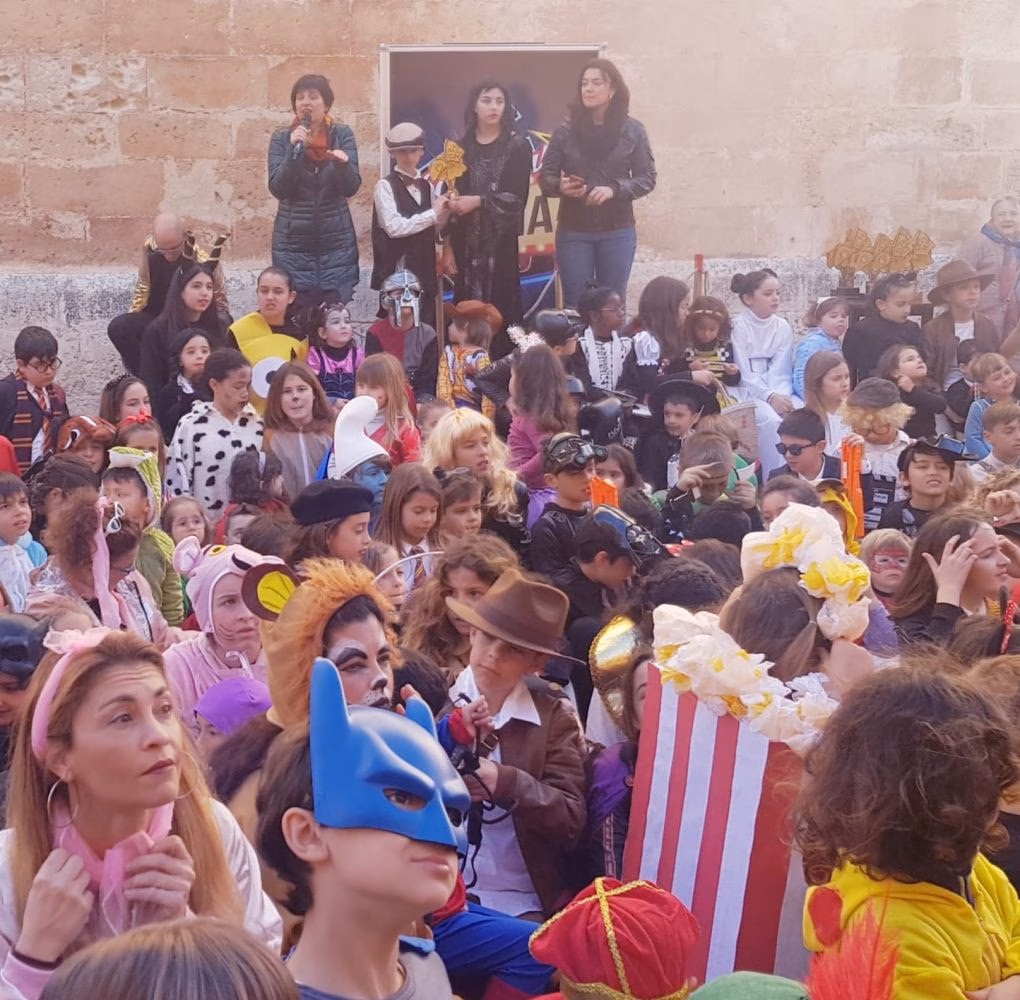 (Fotos) Un desfile infantil de carnaval "de cine" en Ciutadella