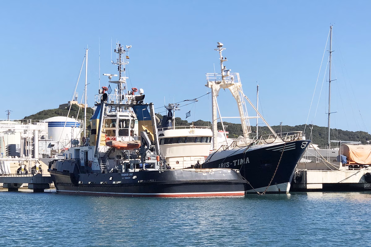 Después de 8 años el Aris-Tima deja su amarre del Cós Nou en el puerto de Maó