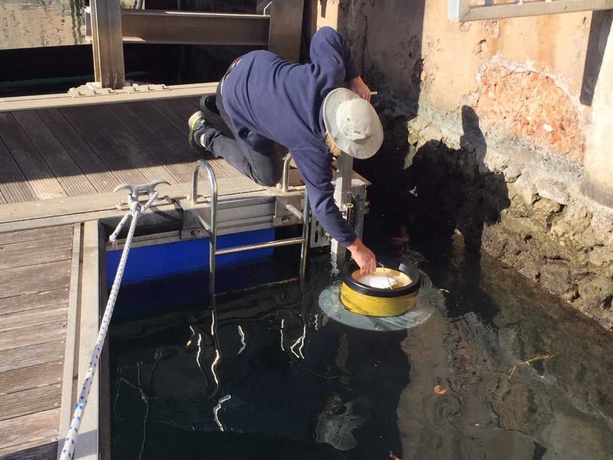 Instalan tres papeleras flotantes en el puerto de Ciutadella