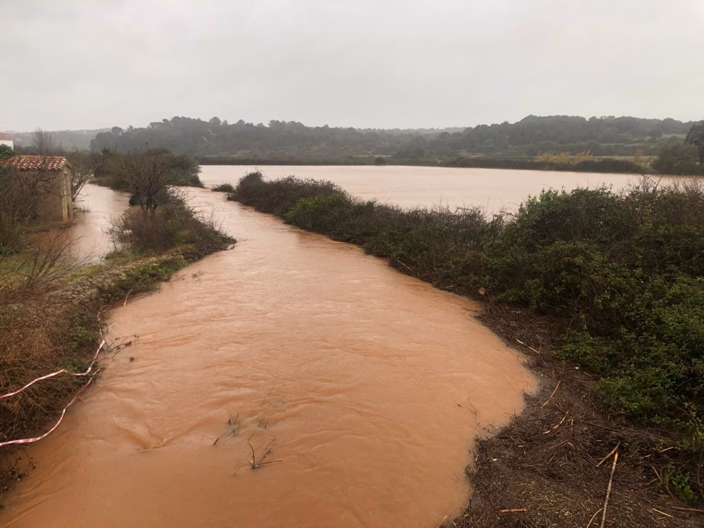 (Fotos) Es Plans se inunda y obliga a cortar la carretera de Torre Solí