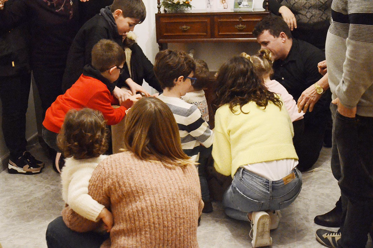(Fotos) Los niños ya abren sus regalos en Ferreries