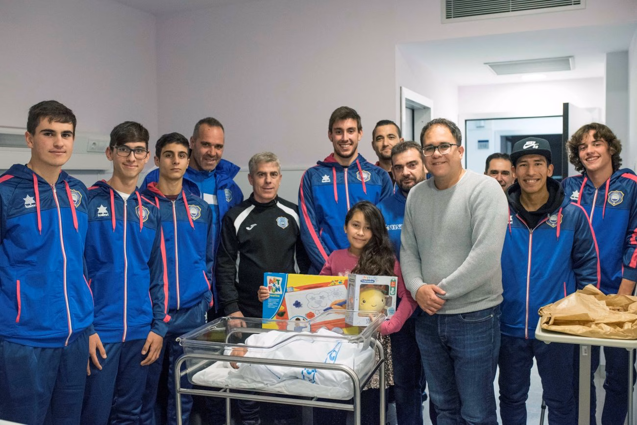 (Galería de fotos) El Sporting de Mahón visita el Hospital Mateu Orfila