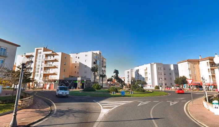 Muere un caballo golpeado por un coche y atropellado por otro en Ciutadella