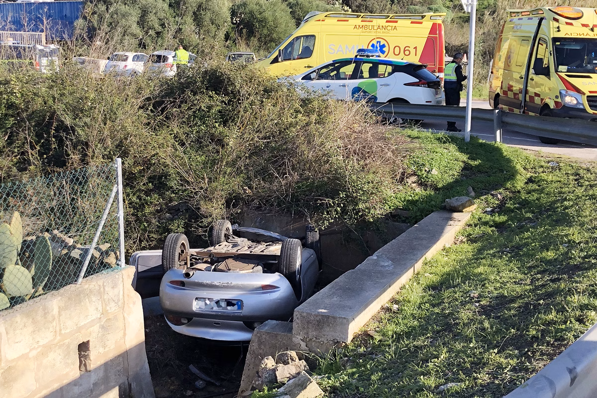Un vehículo vuelca y cae a la cuneta cerca del puerto de Maó