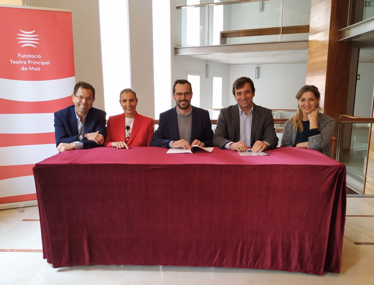 Trasmediterránea colabora con el Teatro Principal de Maó