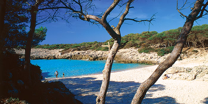 Ciutadella actualiza en la web la información de sus playas y calas