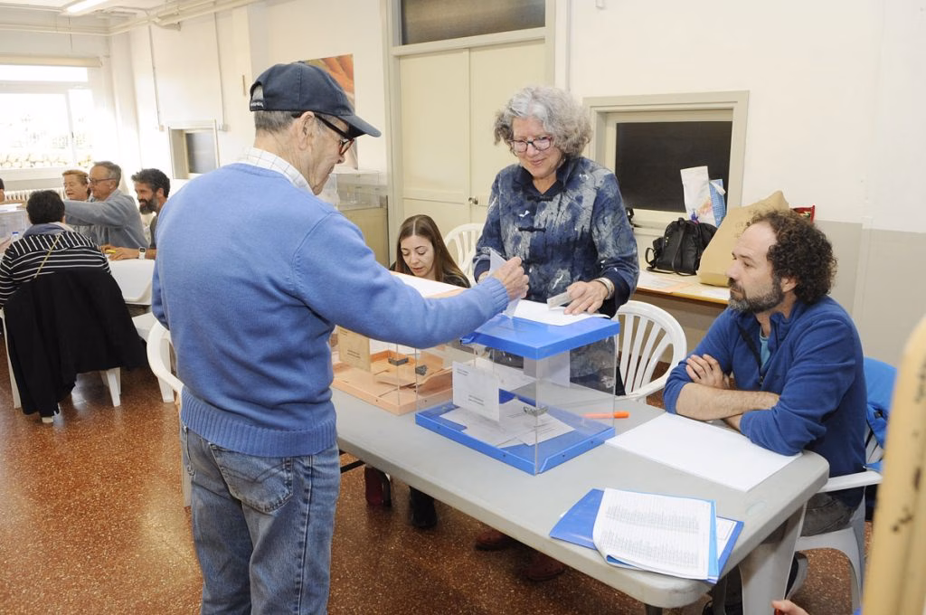 103 mesas en 39 colegios electorales y mucha lluvia