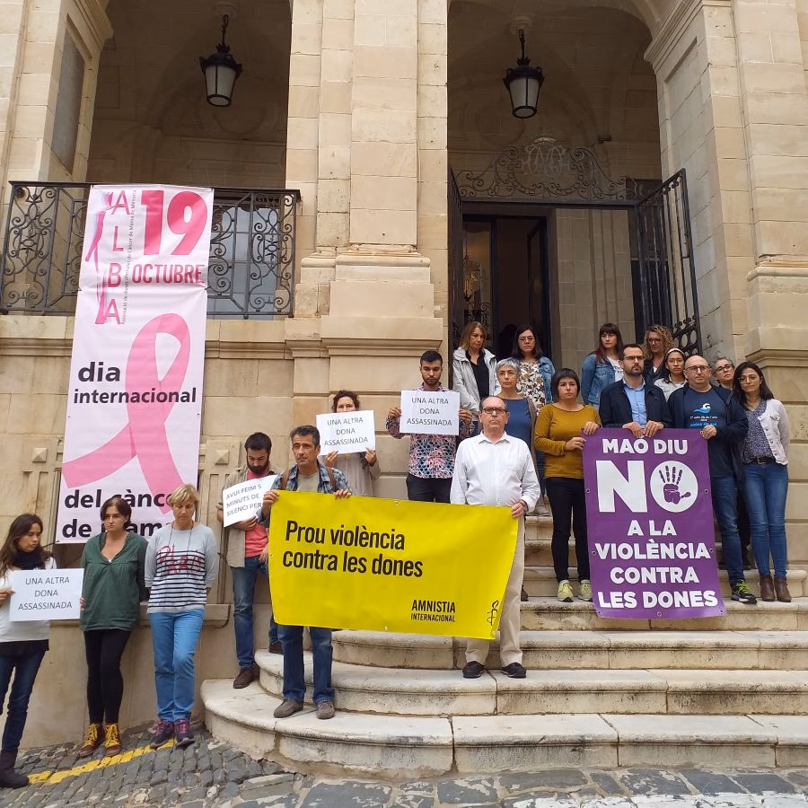 (La foto) Maó condena las últimas muertes por violencia machista
