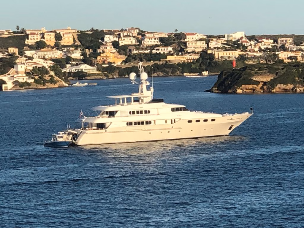 "Eileen", el espectacular yate de lujo que ha fondeado en Maó