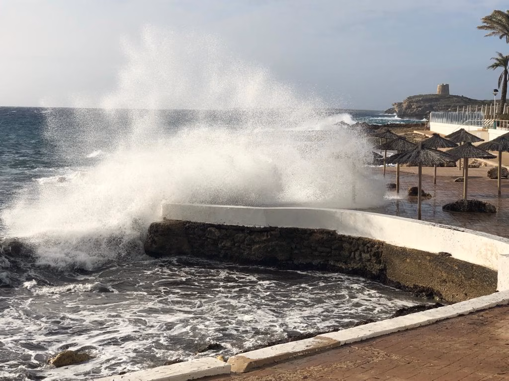 (La foto) Las olas invaden el paseo marítimo de S'Algar