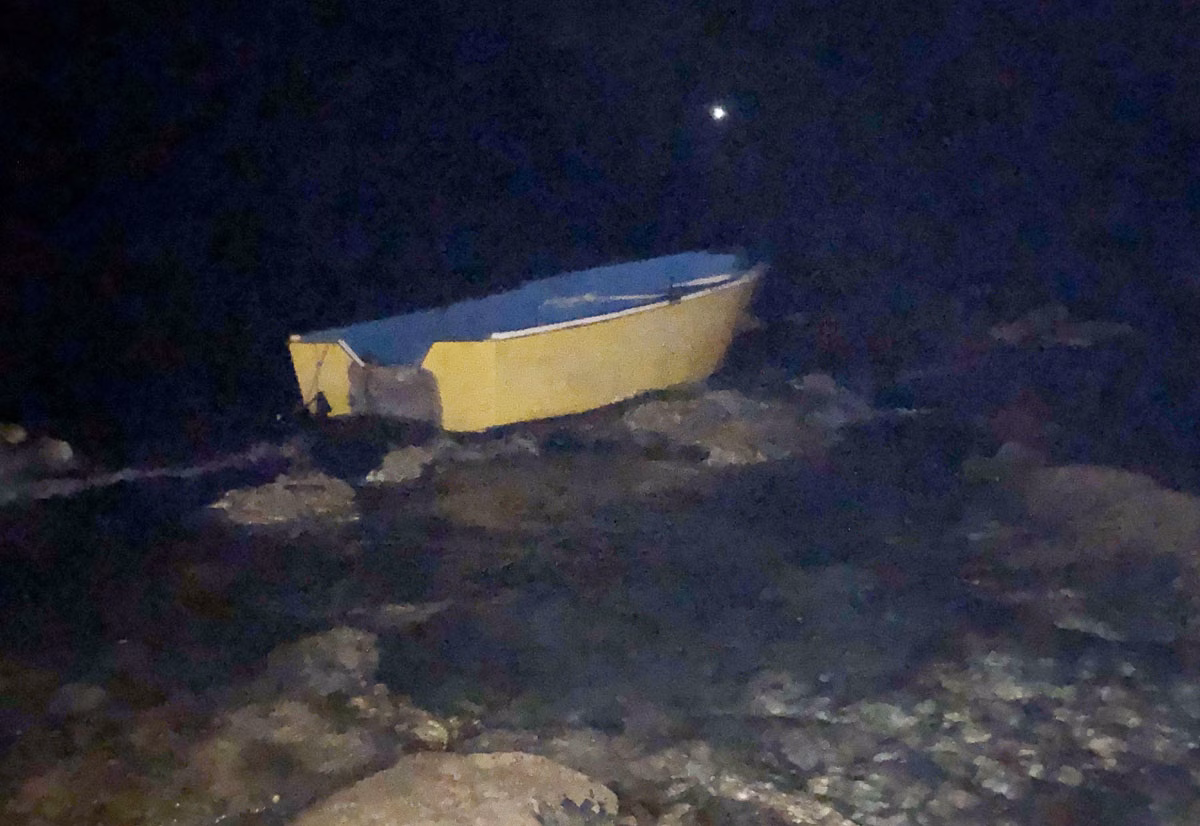 En libertad 7 de los 10 inmigrantes que llegaron anoche en una patera a Menorca