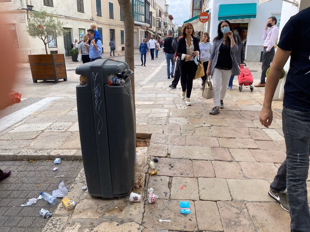 Maó propone aumentar en un 20 % el número de papeleras en el municipio