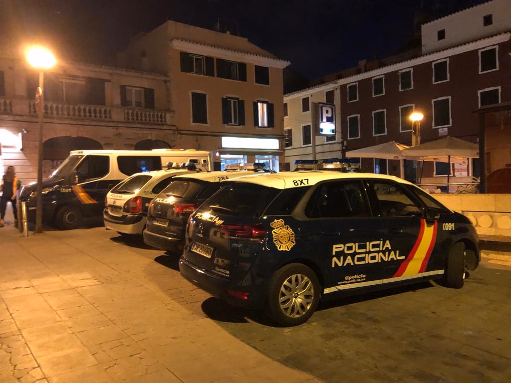 Localizada una patera en Binibeca con 10 personas a bordo