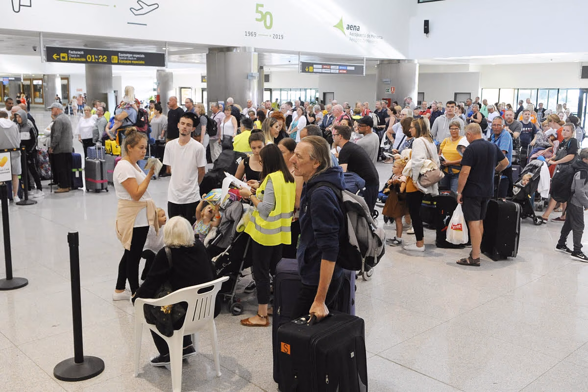 (Fotos) Cientos de turistas esperan en el aeropuerto para salir de Menorca