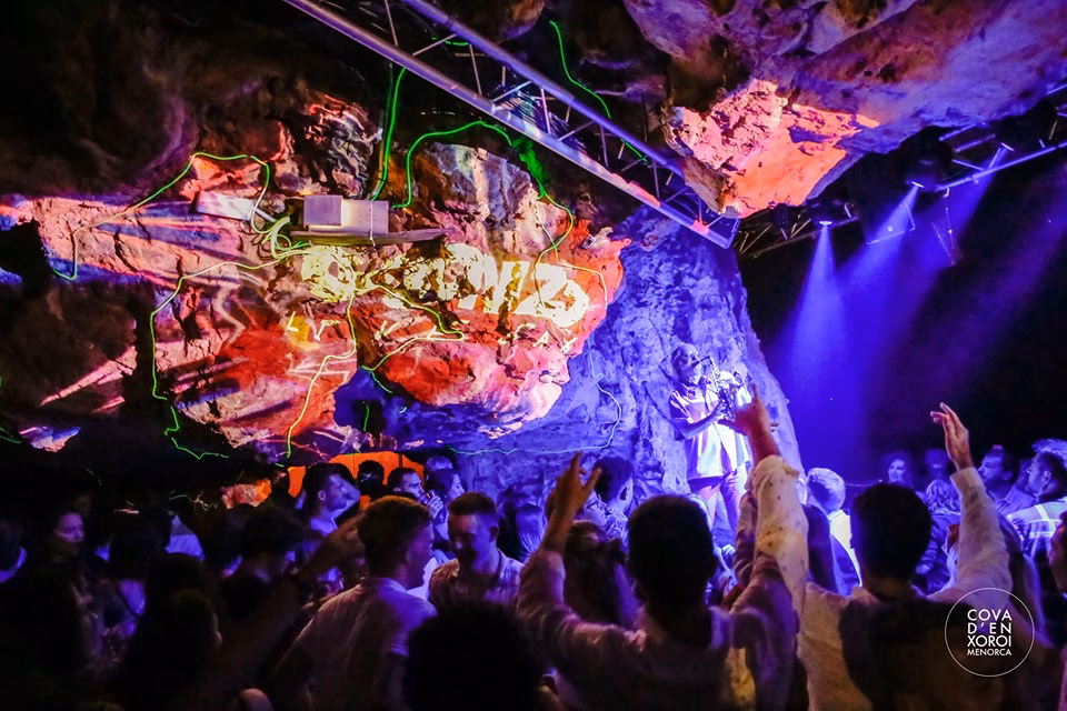 Raül Dubnoise y Allan Ramírez, en la "Closing Party" de la Cova d'en Xoroi