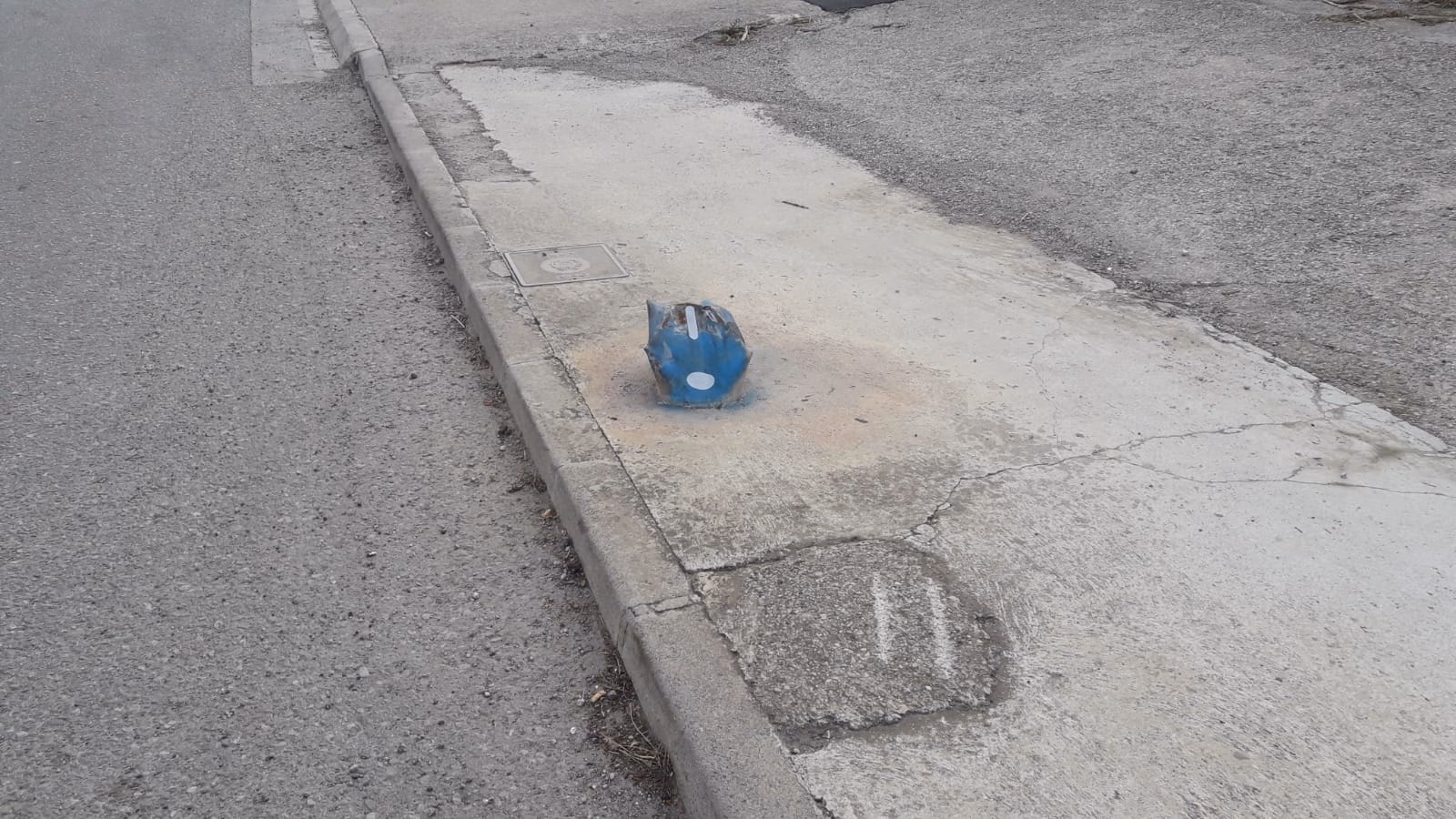 (La foto-denuncia) Sin farola y sin pilón en POIMA