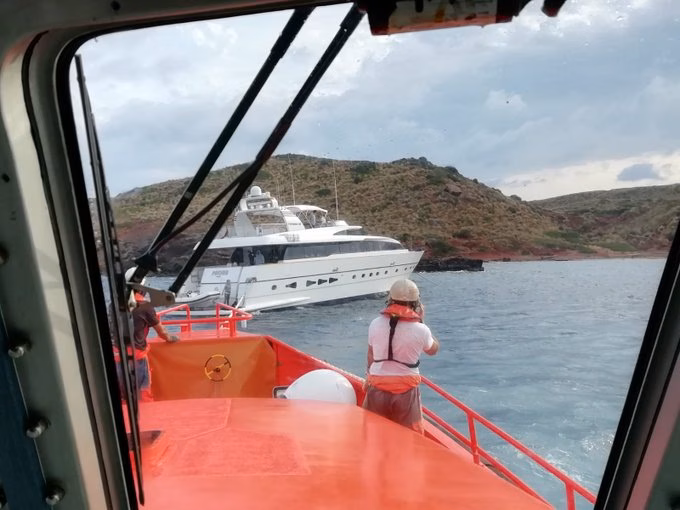 Rescatan a un yate varado en la Illa d'en Colom