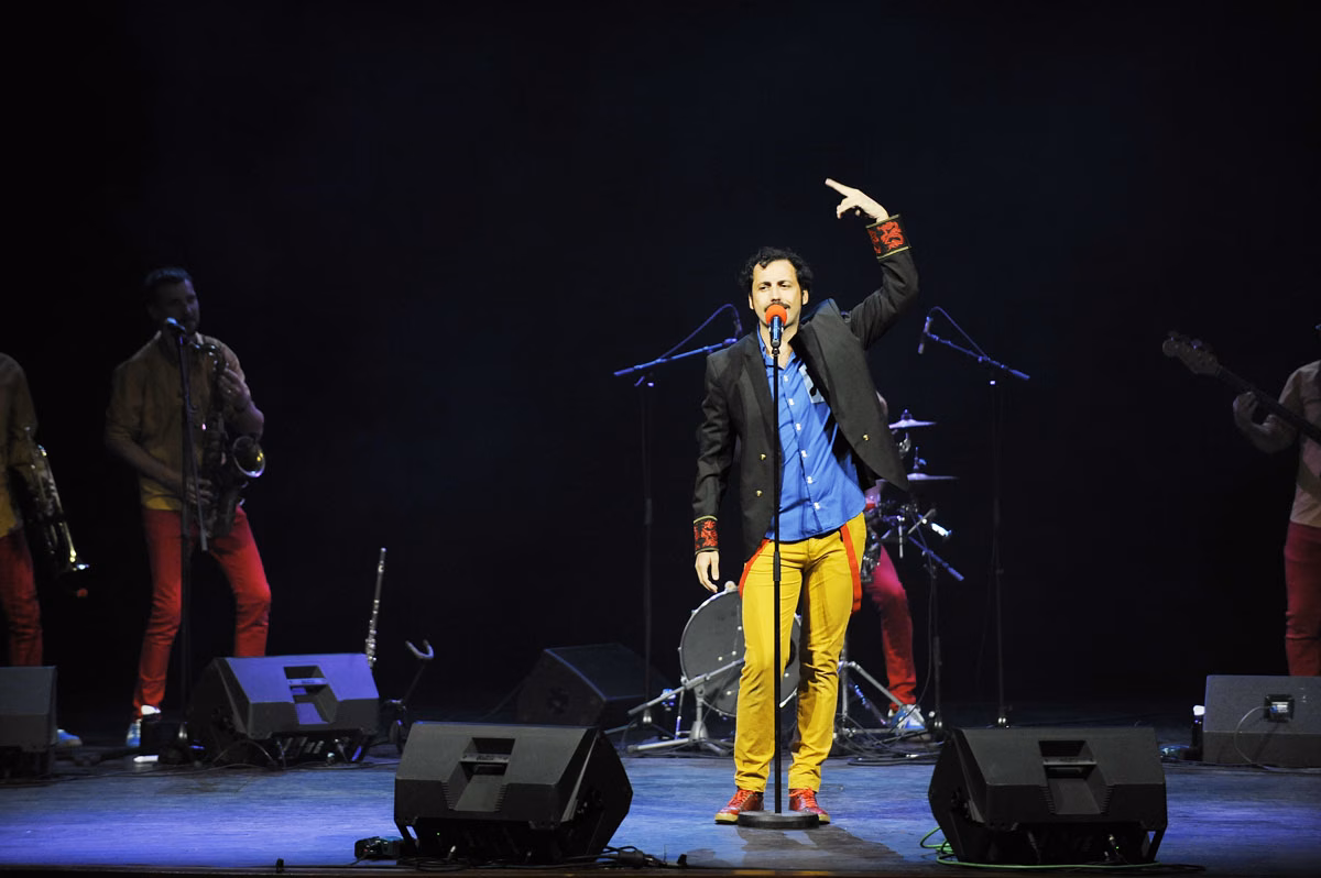 (Fotos) Humor, música y caos en el Principal