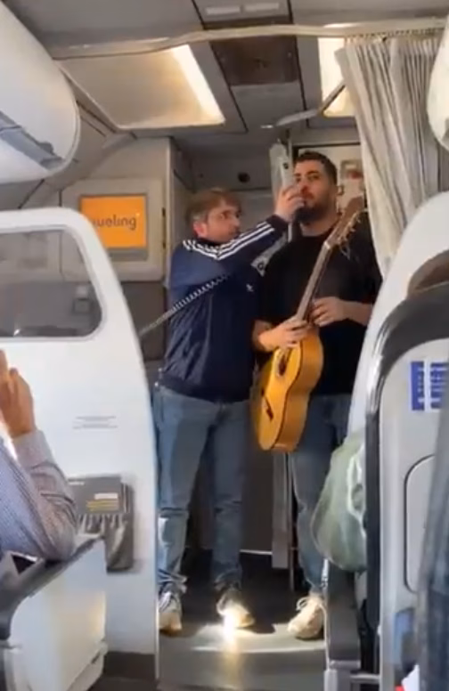 (Vídeo) Jordi Évole improvisa una actuación musical durante un vuelo Menorca-Barcelona