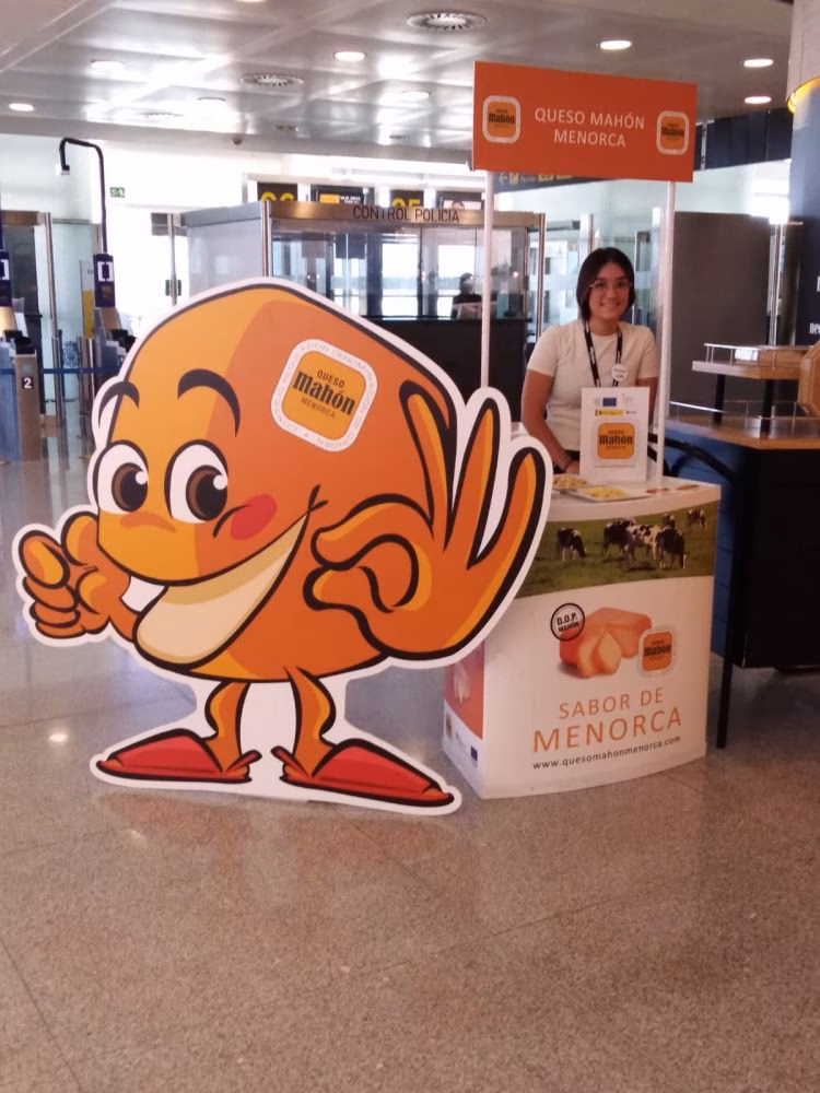(La foto) "Fogasset" invita a Queso Mahón-Menorca en el aeropuerto