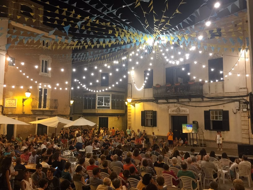 (Fotos) Alaior se sube al escenario