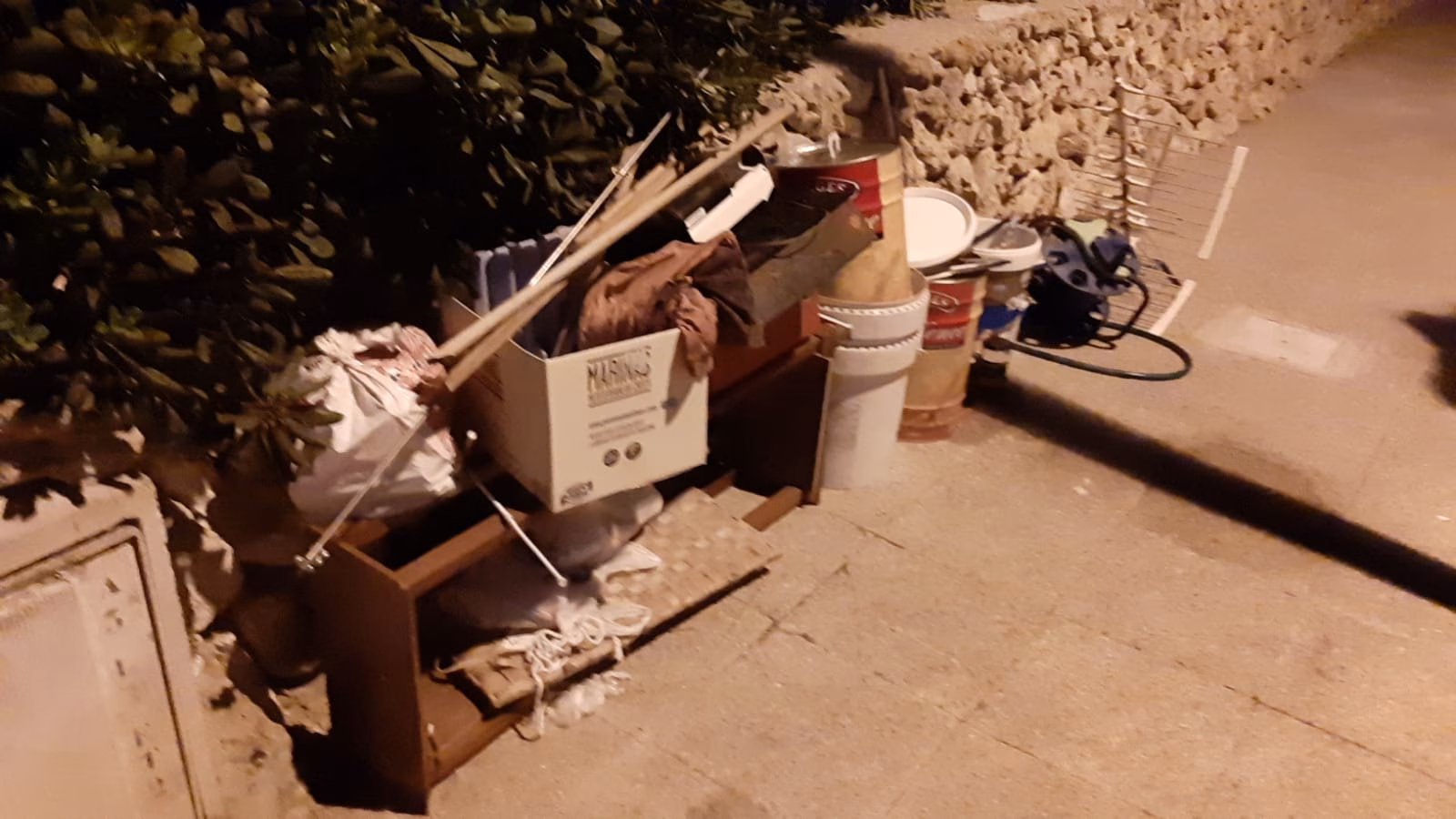 (La foto) S'Algar, con los contenedores llenos de basura en pleno agosto