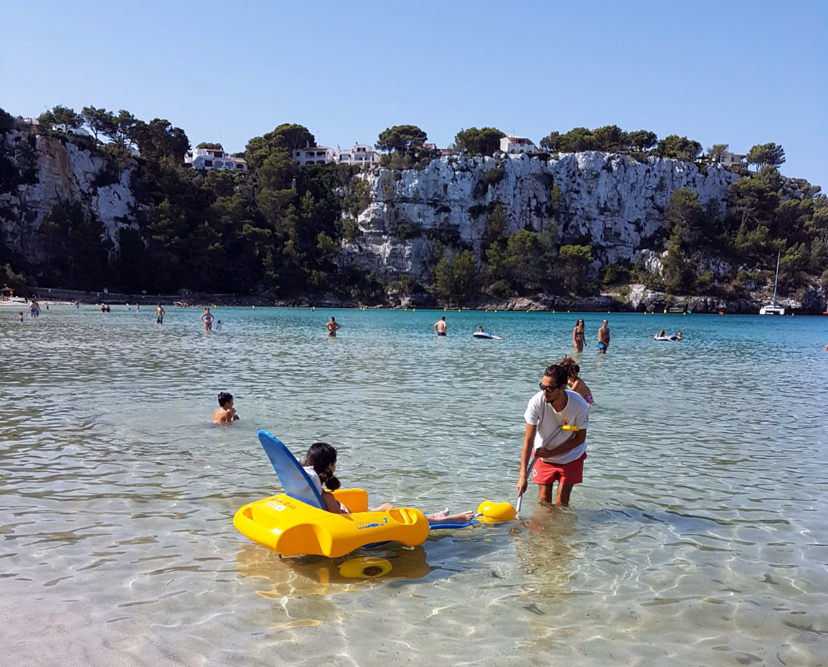 La Cruz Roja ofrece el baño adaptado en Cala Galdana y Cala Llonga