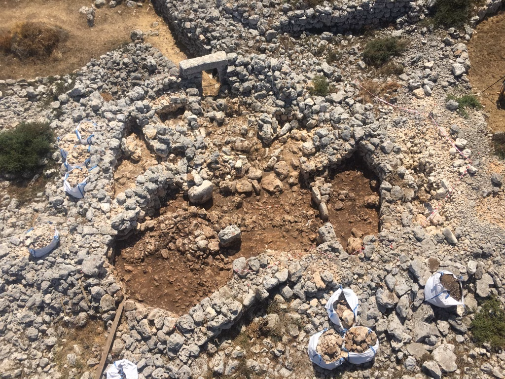 Investigan las casas talayóticas más antiguas de Torre d'en Galmés