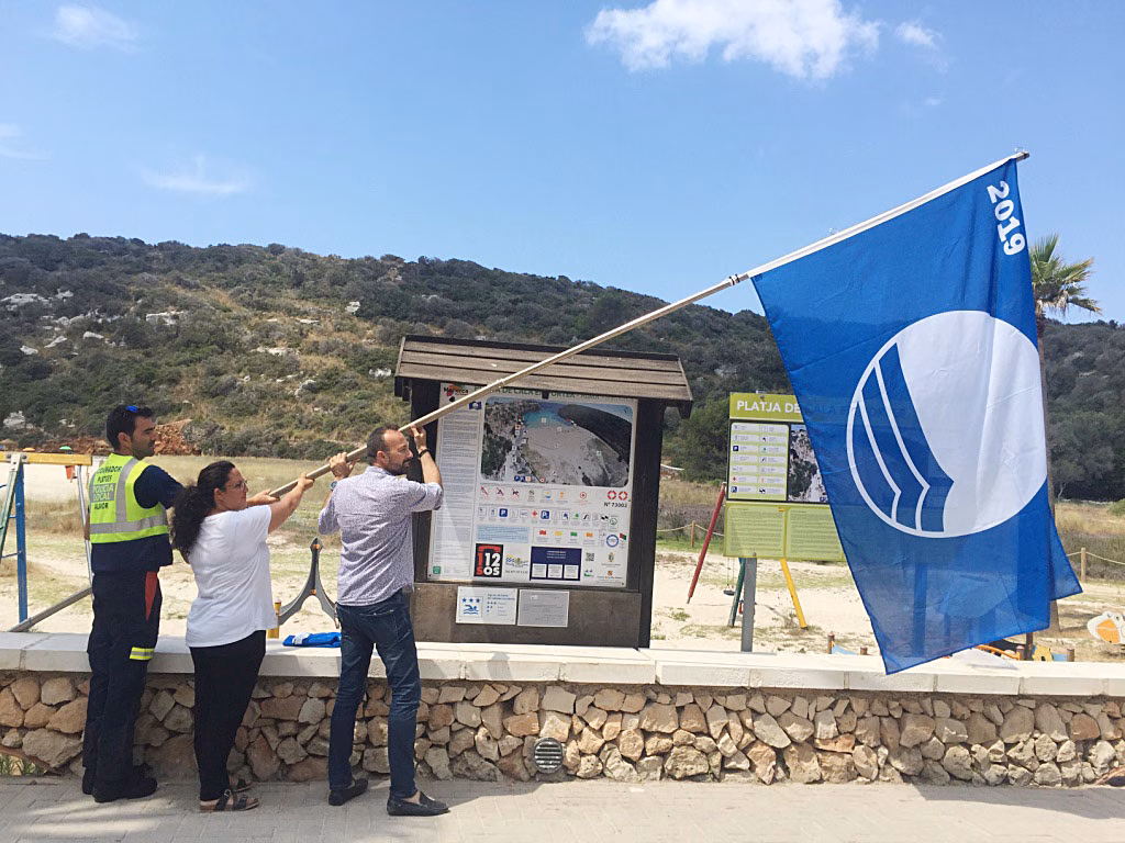 Cala en Porter y Son Bou ya lucen la bandera azul