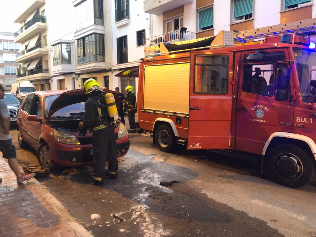 (Fotos) Arde un coche en la calle Miguel de Veri de Maó