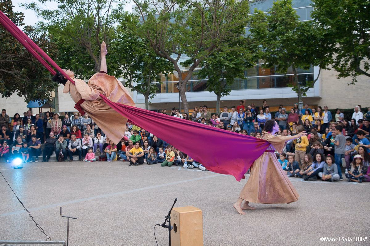 Circo y música para animar el Mercat de Nit en Sant Lluís