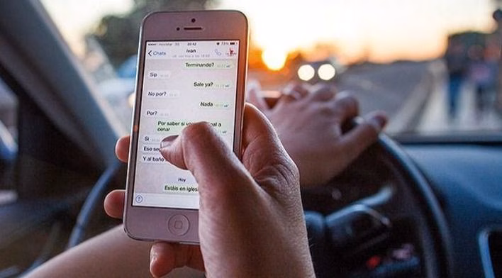 El 17% de los conductores admite que escribe en el móvil mientras conduce