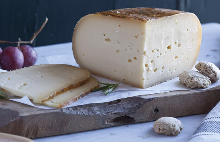 Baleària elogia y difunde el producto local de Menorca