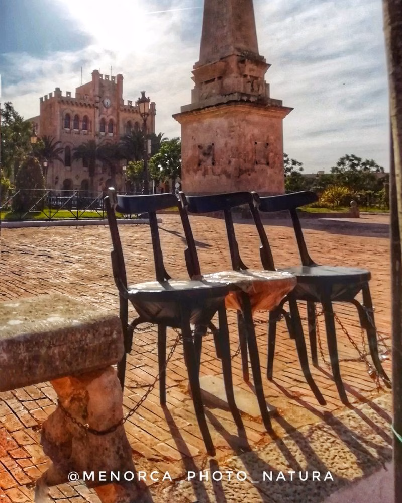 (La foto) Las primeras sillas reservadas para el "Caragol des Born"