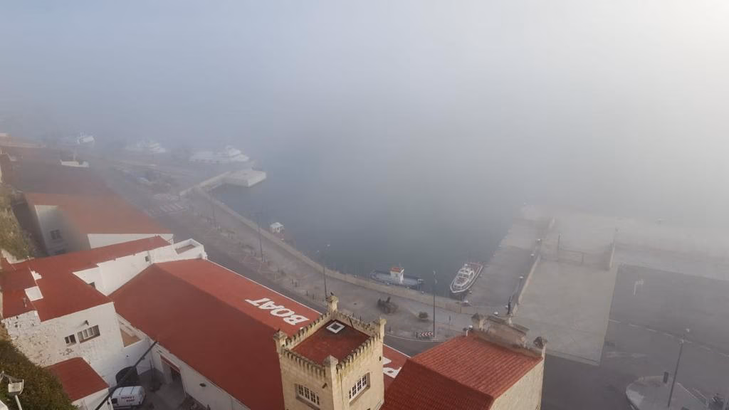 (Fotos) La niebla retrasa la entrada del barco en el puerto de Maó