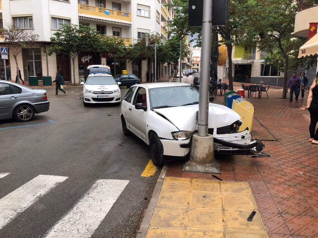 Un coche se empotra contra una farola en Maó
