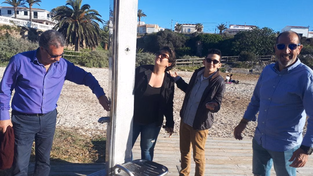 (Fotos) Vox denuncia "dejadez" en el servicio de limpieza de playas