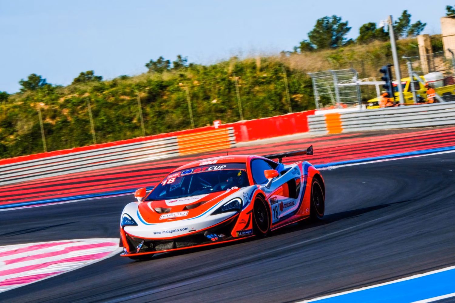Faust Salom termina 9º y 8º en su debut en el GT Cup Open con McLaren