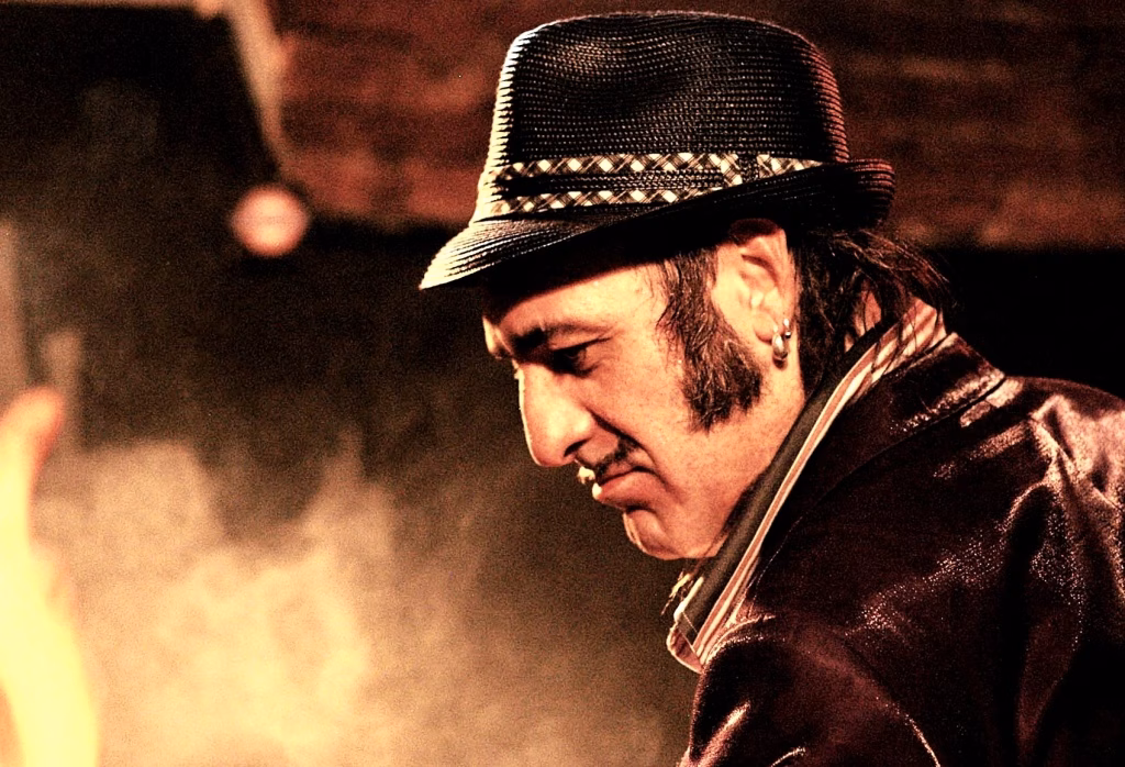 Tonino Carotone: "como eterno enamorado, me cago en el amor cada día"