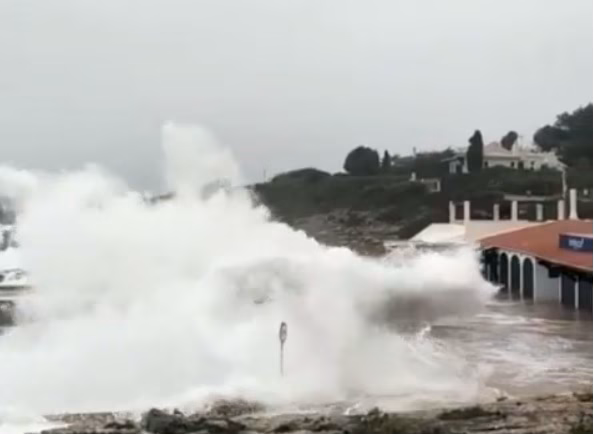 (La imagen) Así rompen las olas en Cala Torret