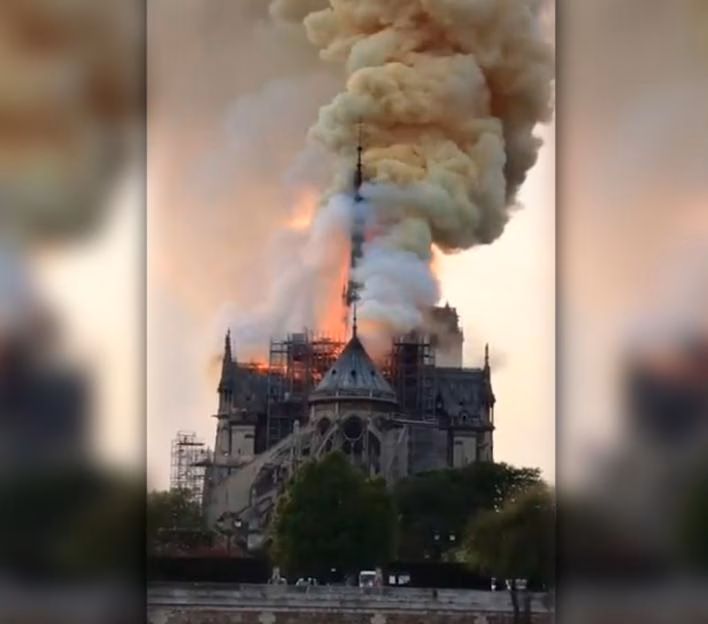 Arde la catedral de Notre-Dame de Paris