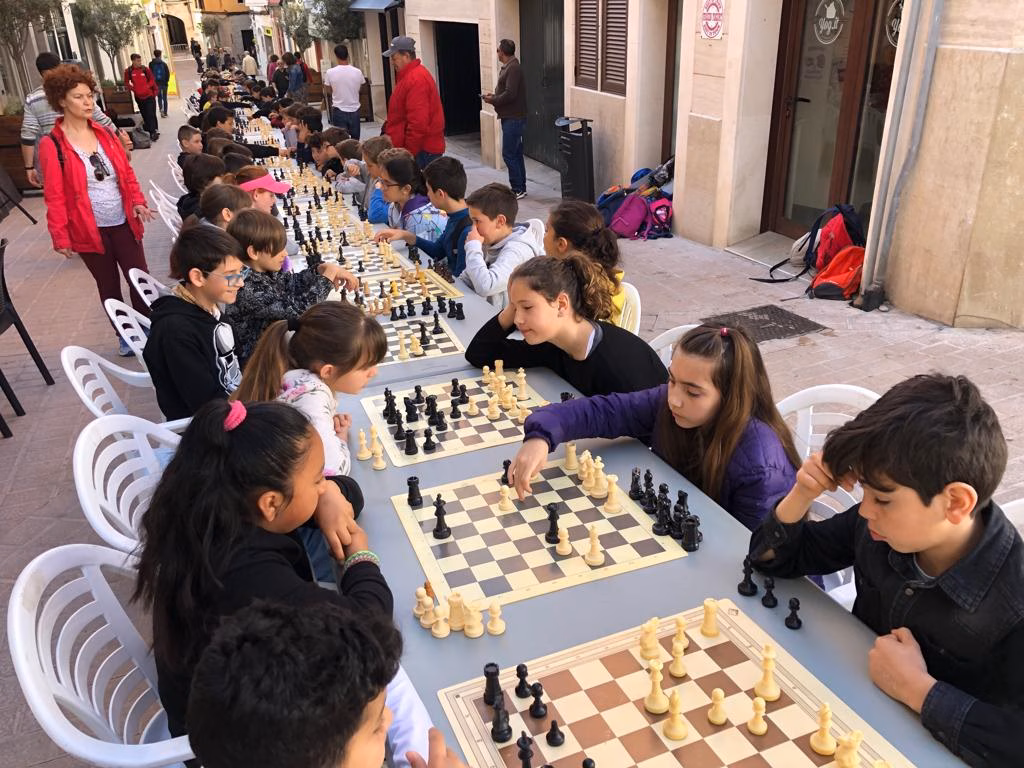 (Vídeo y fotos) Los escolares sacan el ajedrez a las calles de Maó