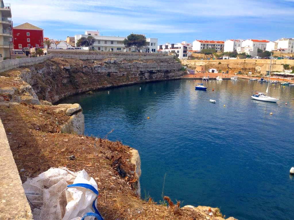 Finalizan la limpieza del acantilado de Cala Corb en Es Castell